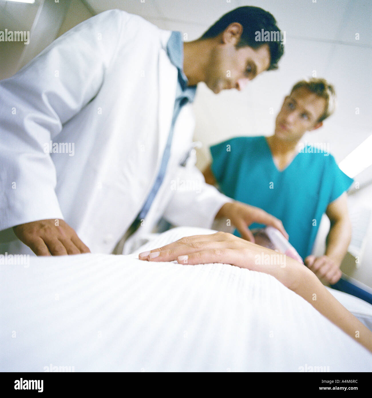 I medici in piedi su paziente Foto Stock