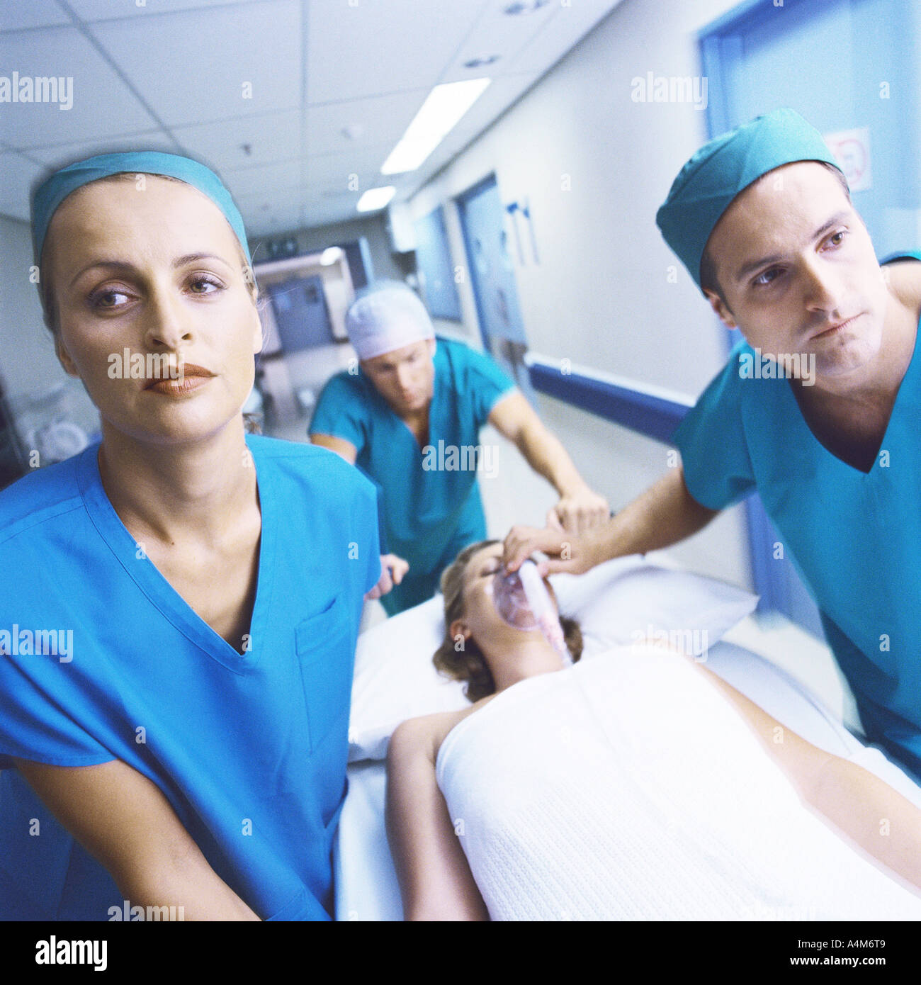 Il team medico di spostamento del paziente sulla barella Foto Stock