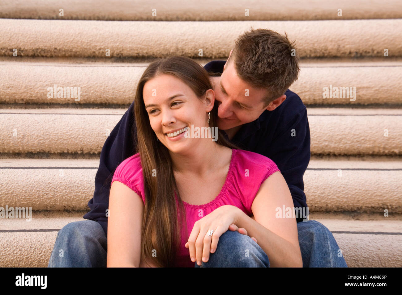 Un attraente coppia giovane godendo della reciproca compagnia. Foto Stock
