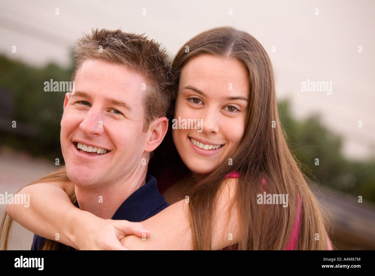 Una felice coppia giovane godendo di una giornata al parco Foto Stock