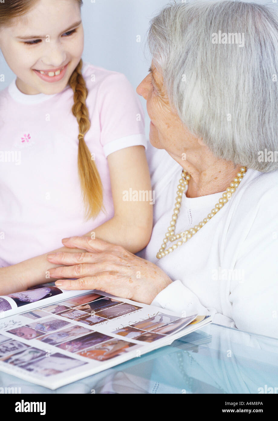Nonna e nipote guardando magazine insieme Foto Stock
