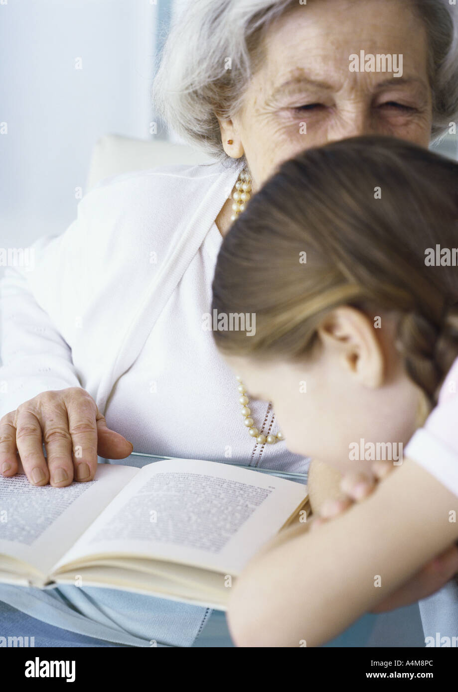 La nonna e la ragazza con libro Foto Stock