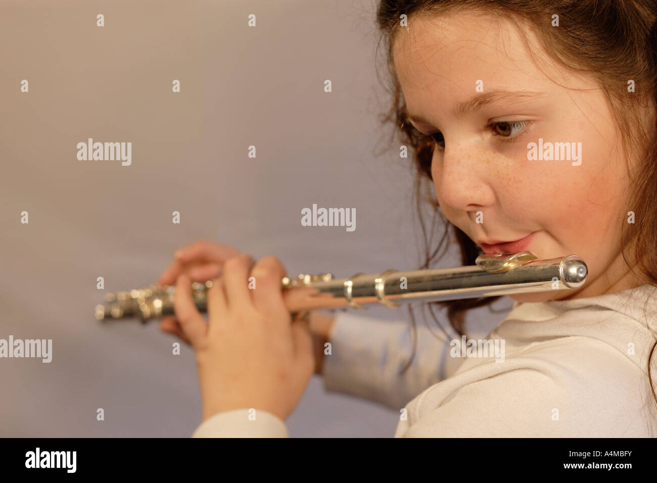 In prossimità di una ragazza suonare il flauto Foto Stock