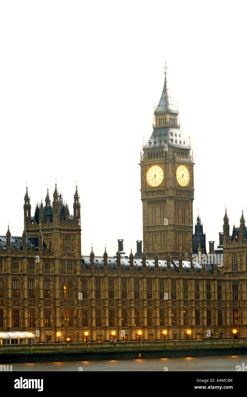 Il Big Ben e le Camere del Parlamento a seguito di una caduta di neve a Londra. Foto Stock