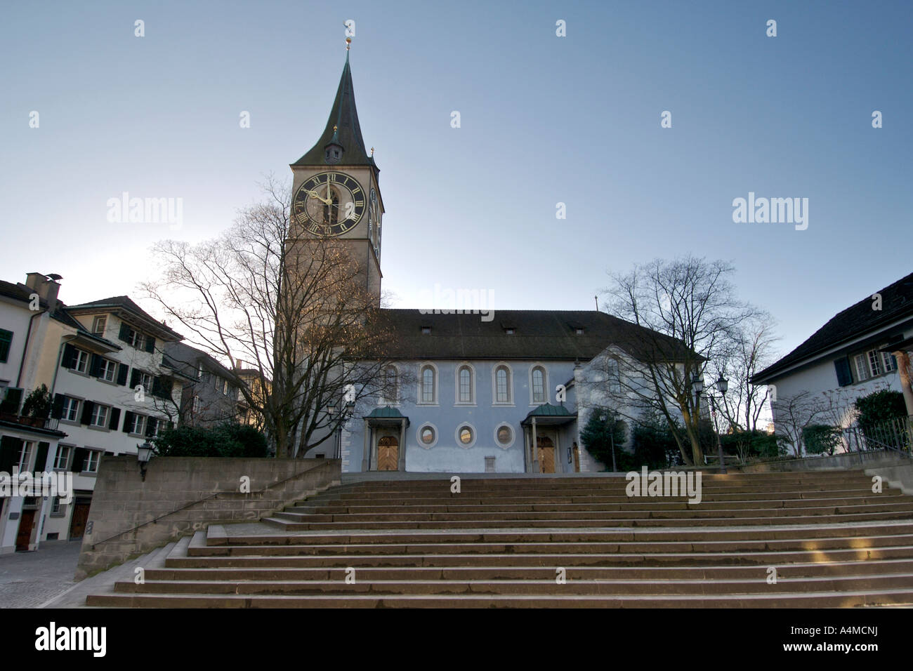 La chiesa di San Pietro a Zurigo in Svizzera. È il più grande orologio d'Europa (8,7m). Foto Stock