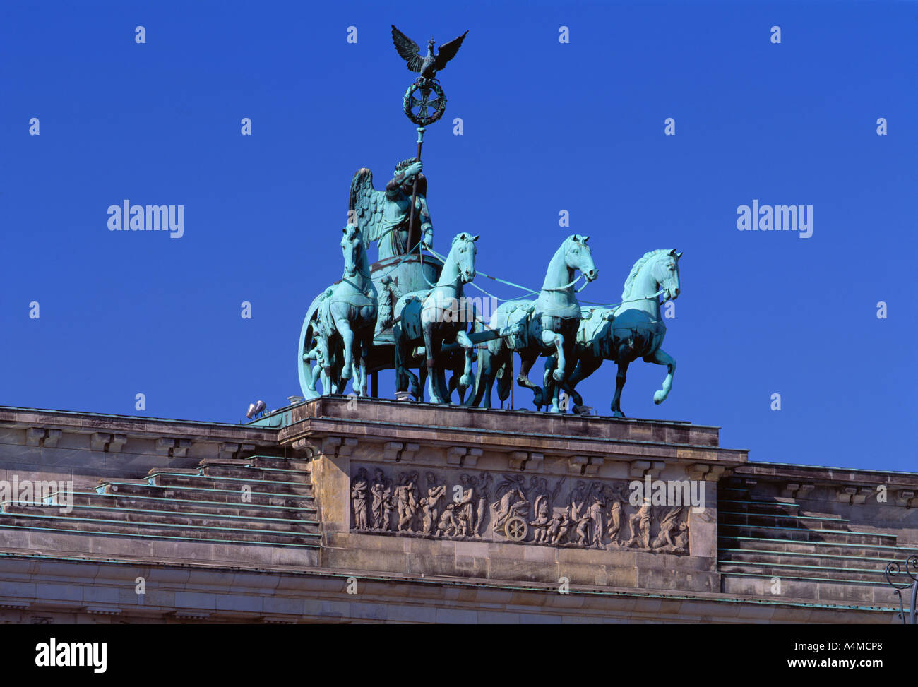 Dettaglio Porta di Brandeburgo scultura di quattro carrozza a cavalli azionato da dea della pace Foto Stock