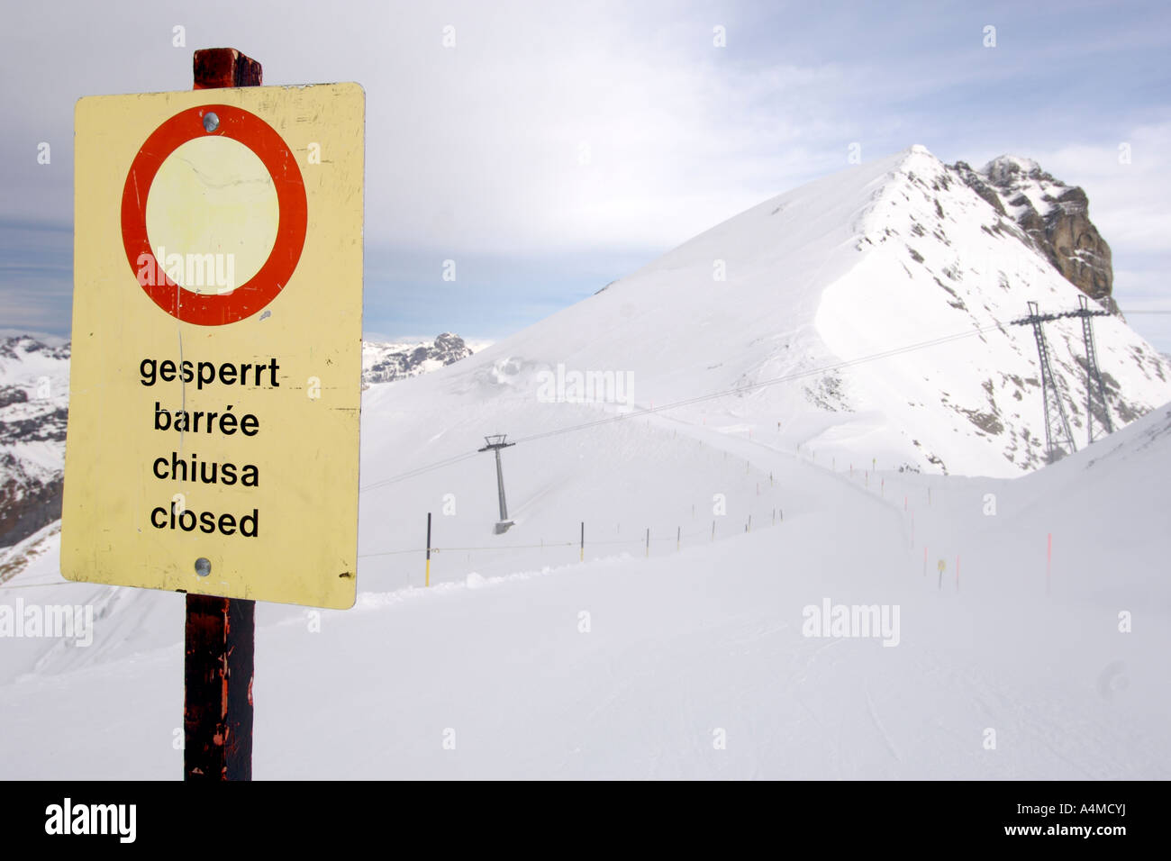 Un 'chiuso' segno sulle piste da sci del Monte Titlis nelle Alpi Svizzere. Foto Stock