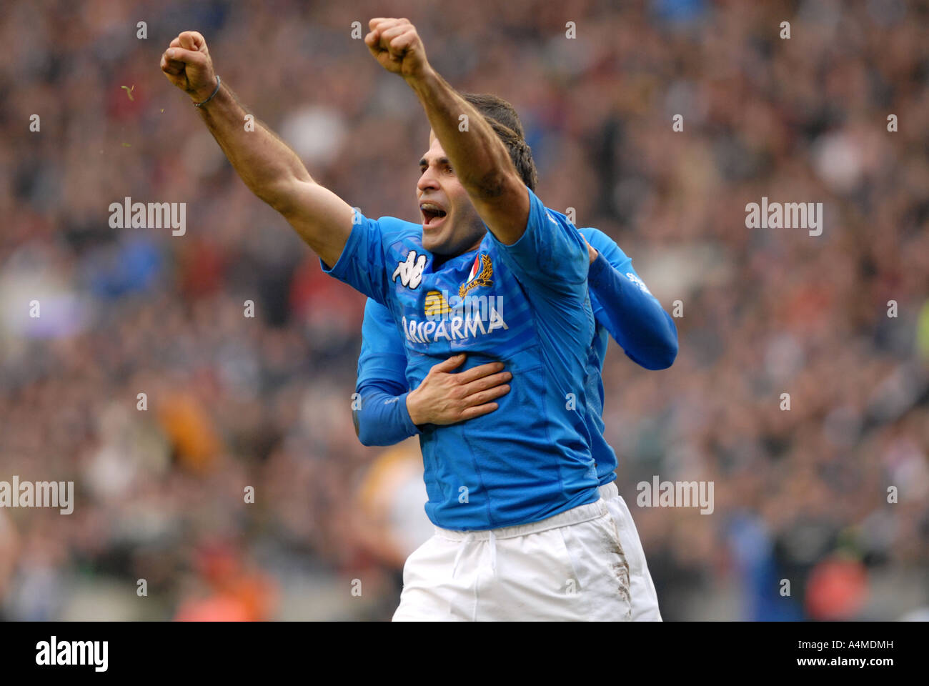 Italia Andrea Scanavacca celebra con un punteggio provare durante un 6 Nazioni partita contro la scozia a Murrayfield Foto Stock