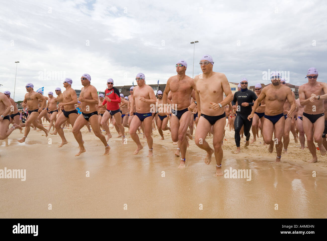 Nuotare in gara su Bondi Beach - Sydney, Nuovo Galles del Sud, Australia Foto Stock