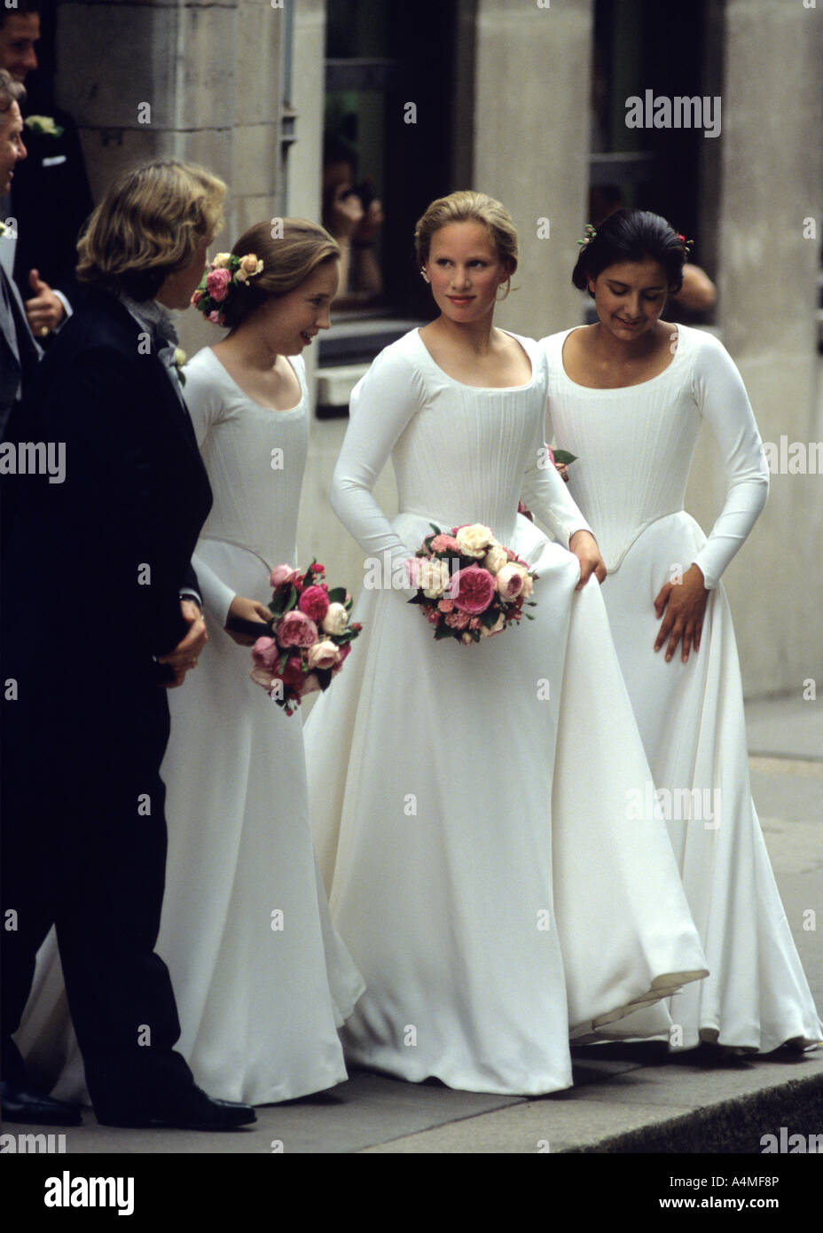 Zara Phillips come damigella al matrimonio della cugina Sarah Armstrong  Jones, Londra,UK 1994. Foto Jayne Fincher Foto stock - Alamy