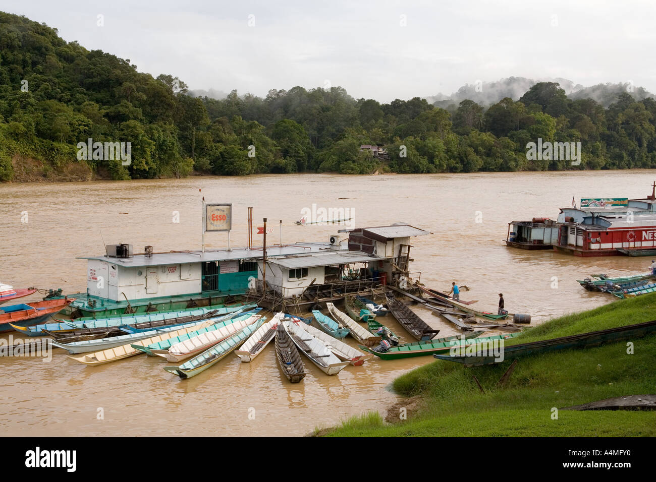 Borneo malese Sarawak Kapit longboats sul fiume Rejang Foto Stock