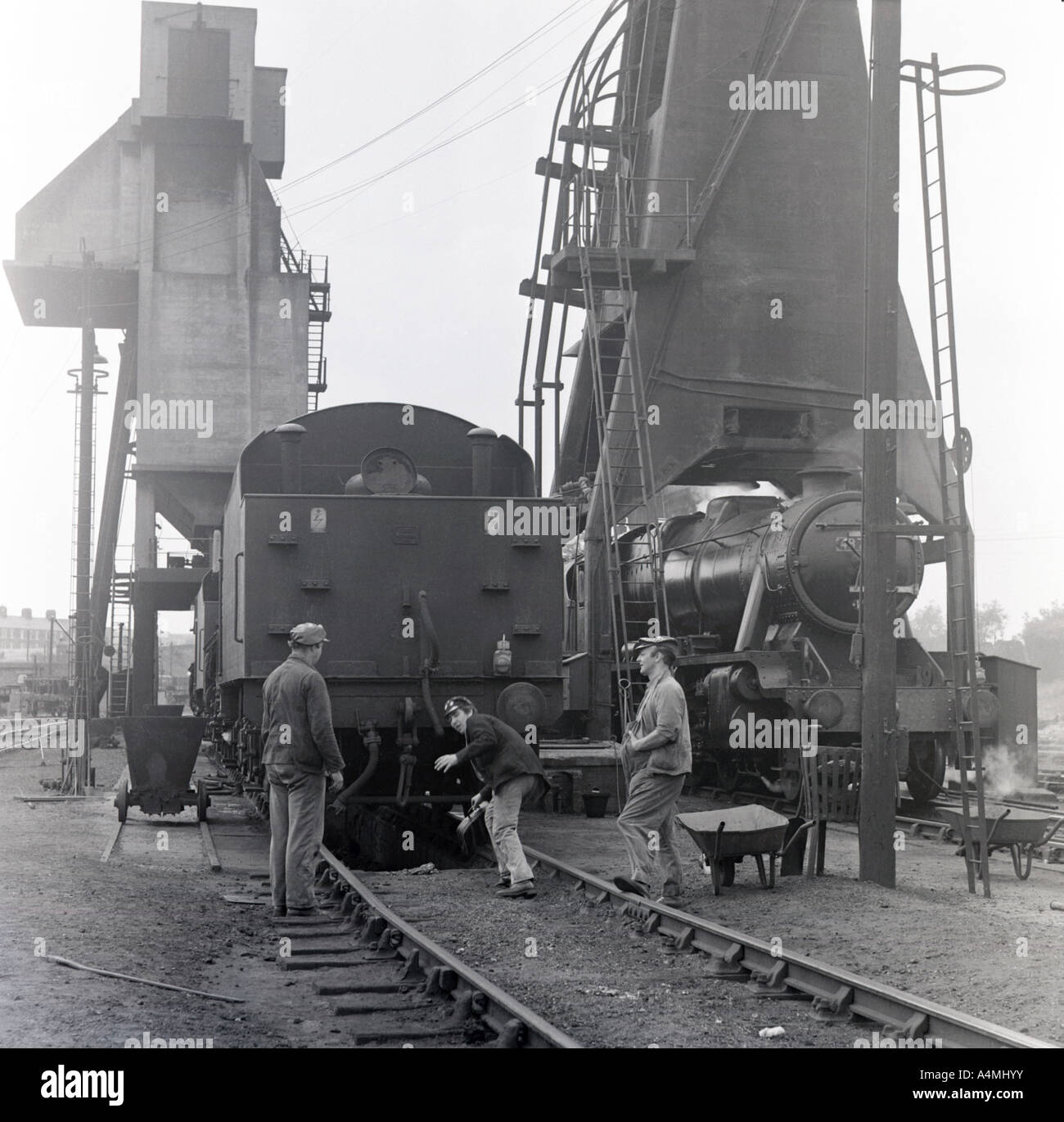 Gli equipaggi motore condividere sotto il Carnforth rivestimento torri presso il Deposito locomotive 1 agosto 1968. Foto Stock