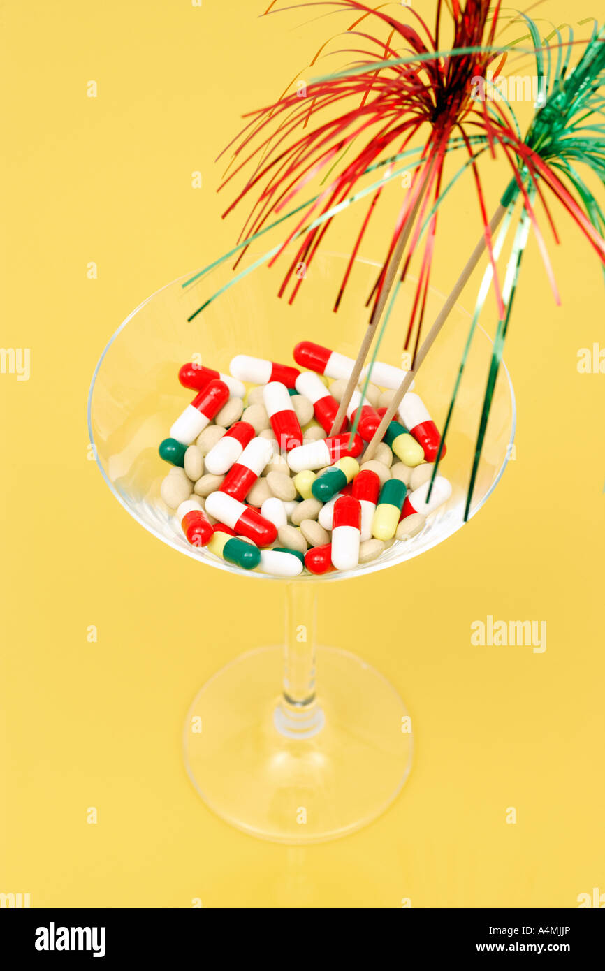 Cocktail di vetro riempita con vari tipi di farmaci Foto Stock