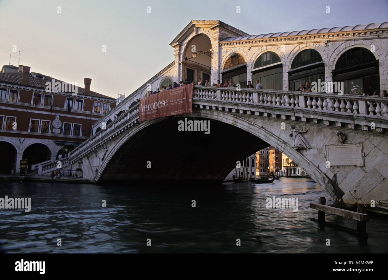 Venezia Veneto Italia Europa Ponte di Rialto (Ponti di Rialto) attraverso il Grand Canal Foto Stock