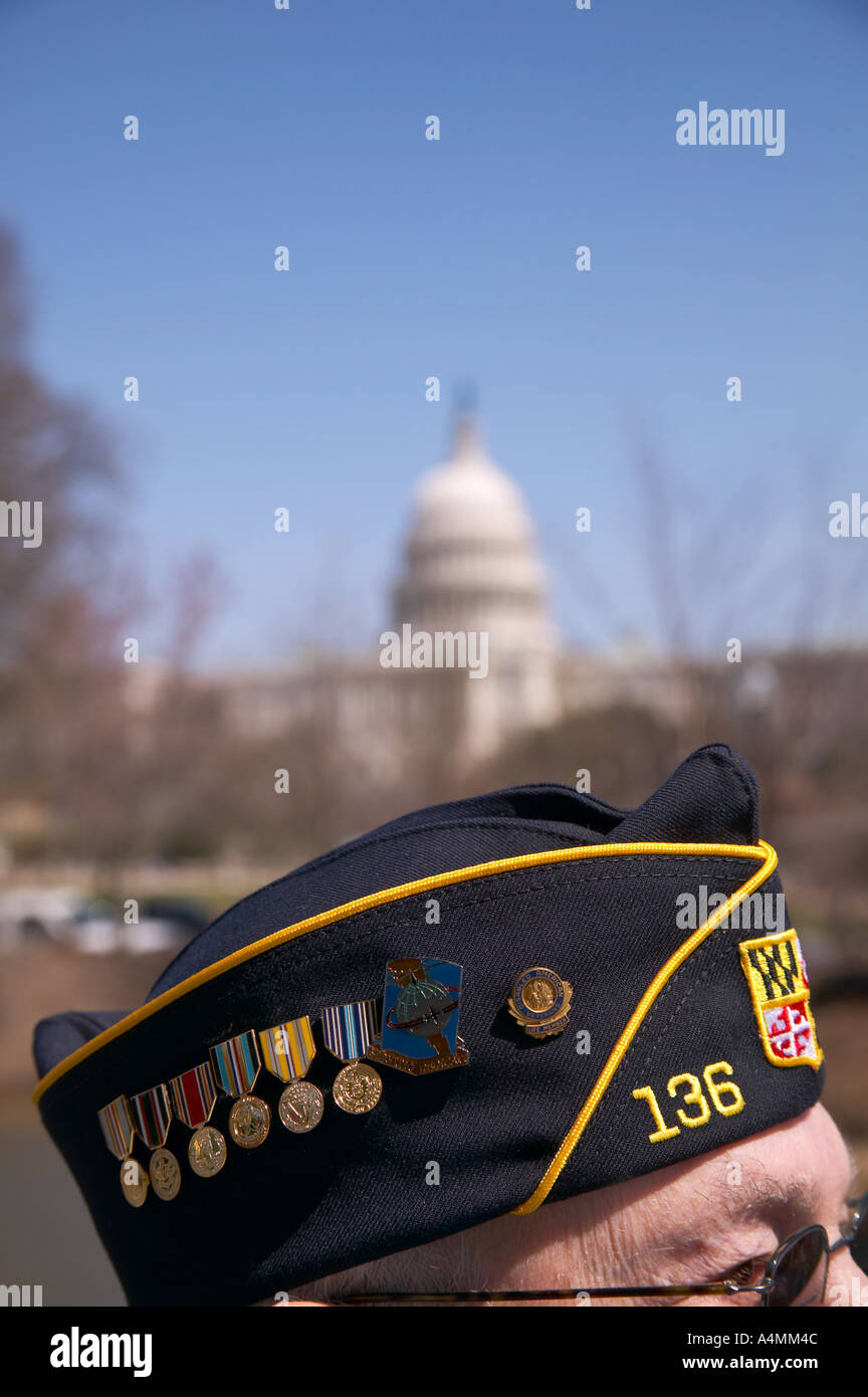 Soldato in pensione indossando American Legion Post 136 Greensbelt MD cappuccio e medaglie con gli Stati Uniti Campidoglio di backgro Foto Stock