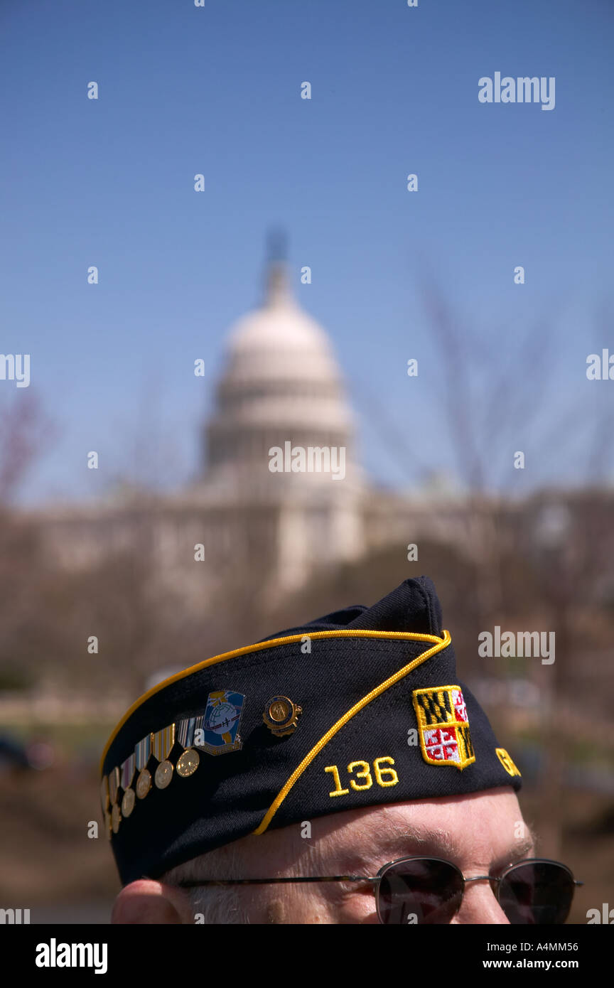 Soldato in pensione indossando American Legion Post 136 Greensbelt MD cappuccio e medaglie con gli Stati Uniti Campidoglio di back Foto Stock