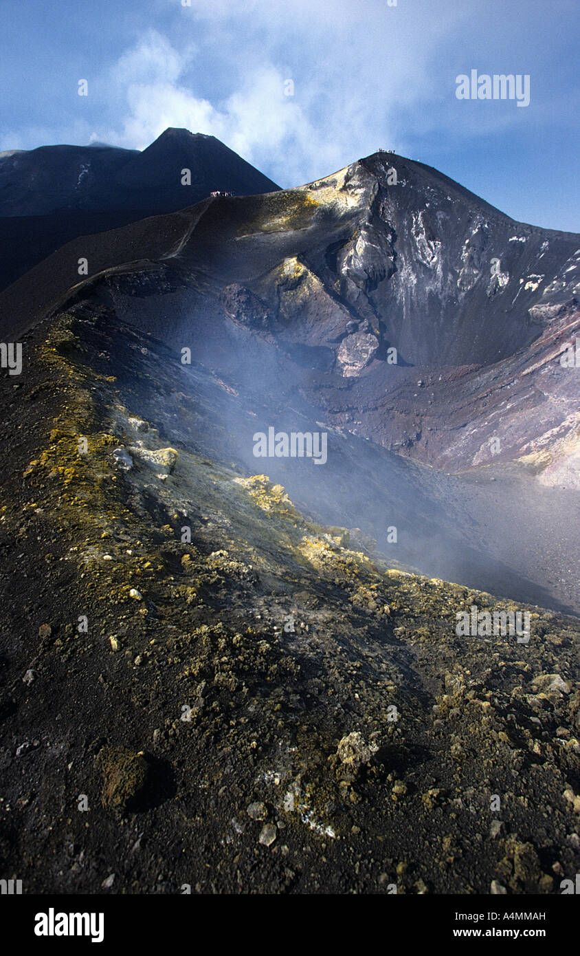 Uno dei quattro crateri sommitali dell'Etna: Sud Orientale. L'ONU des quatre sommitaux cratères de l'Etna : cratère sud-est. Foto Stock