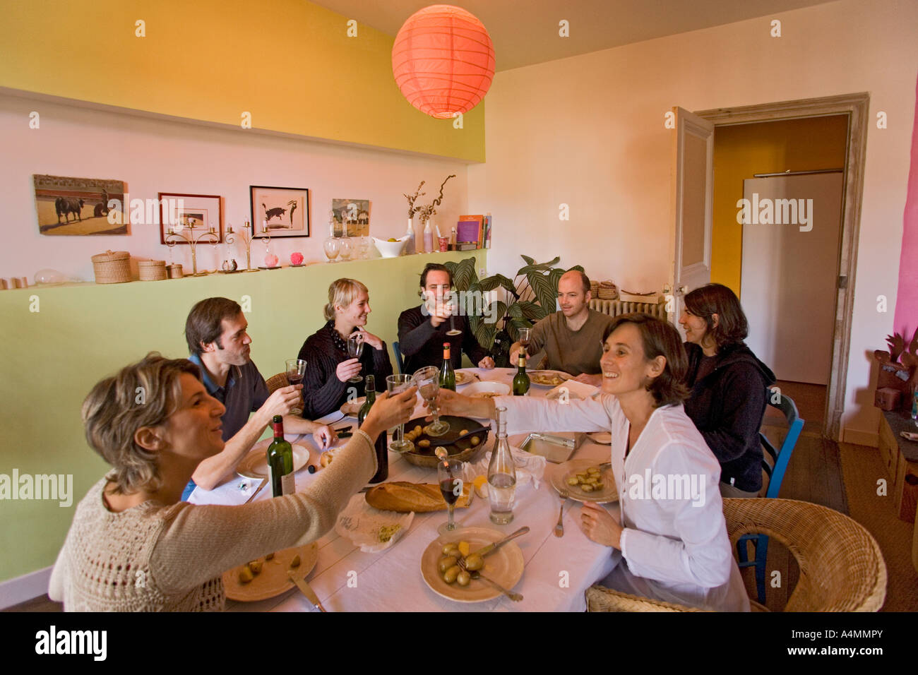 Gli amici a pranzo in un appartamento contemporaneo (Francia). Déjeuner entre amis dans un appartement contemporain (Francia). Foto Stock