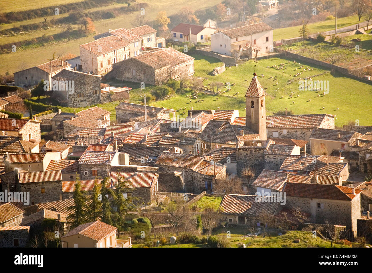 Una veduta aerea della Saint Pons village, in Ardeche (Francia). Vue aérienne du village de Saint Pons, en Ardèche (Francia). Foto Stock