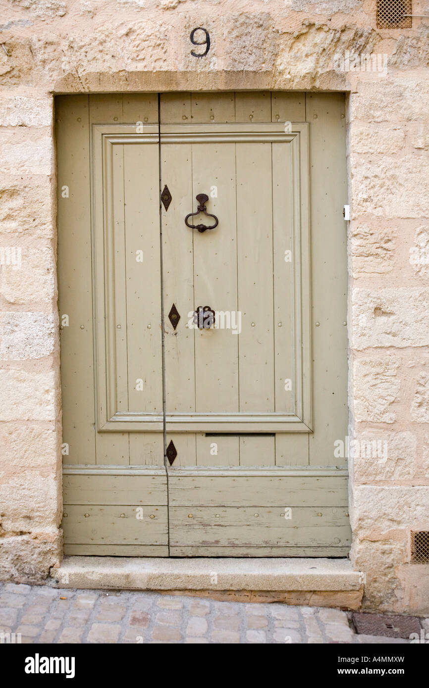 In Uzes, una vecchia porta di legno (Gard - Francia). A Uzès, ancienne porte en bois (Gard - Francia). Foto Stock
