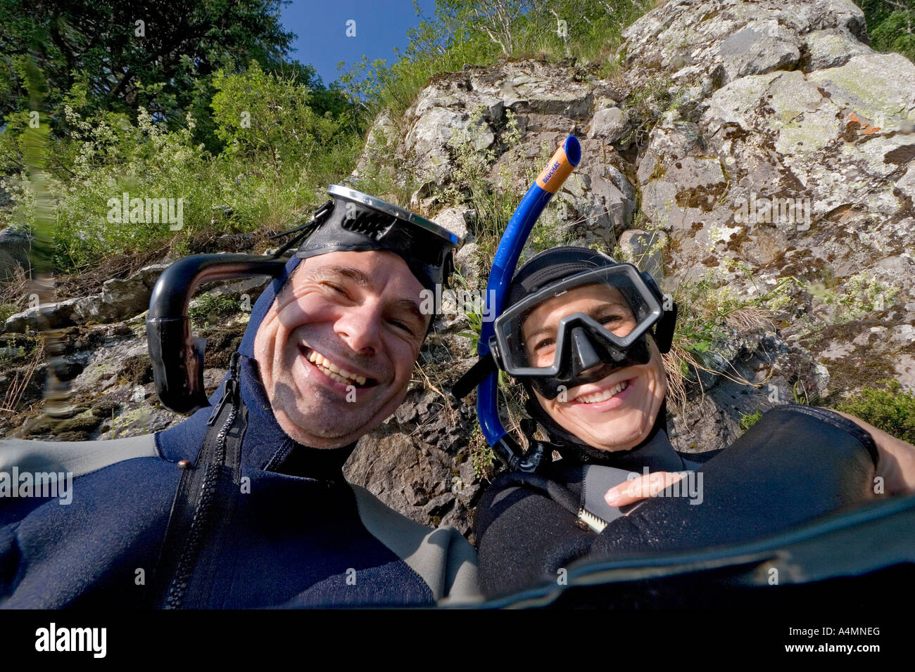 Un paio di sorridere snorkelling dopo un tuffo (Francia). Coppia de plongeurs sous-marins souriant après une plongée (Francia). Foto Stock