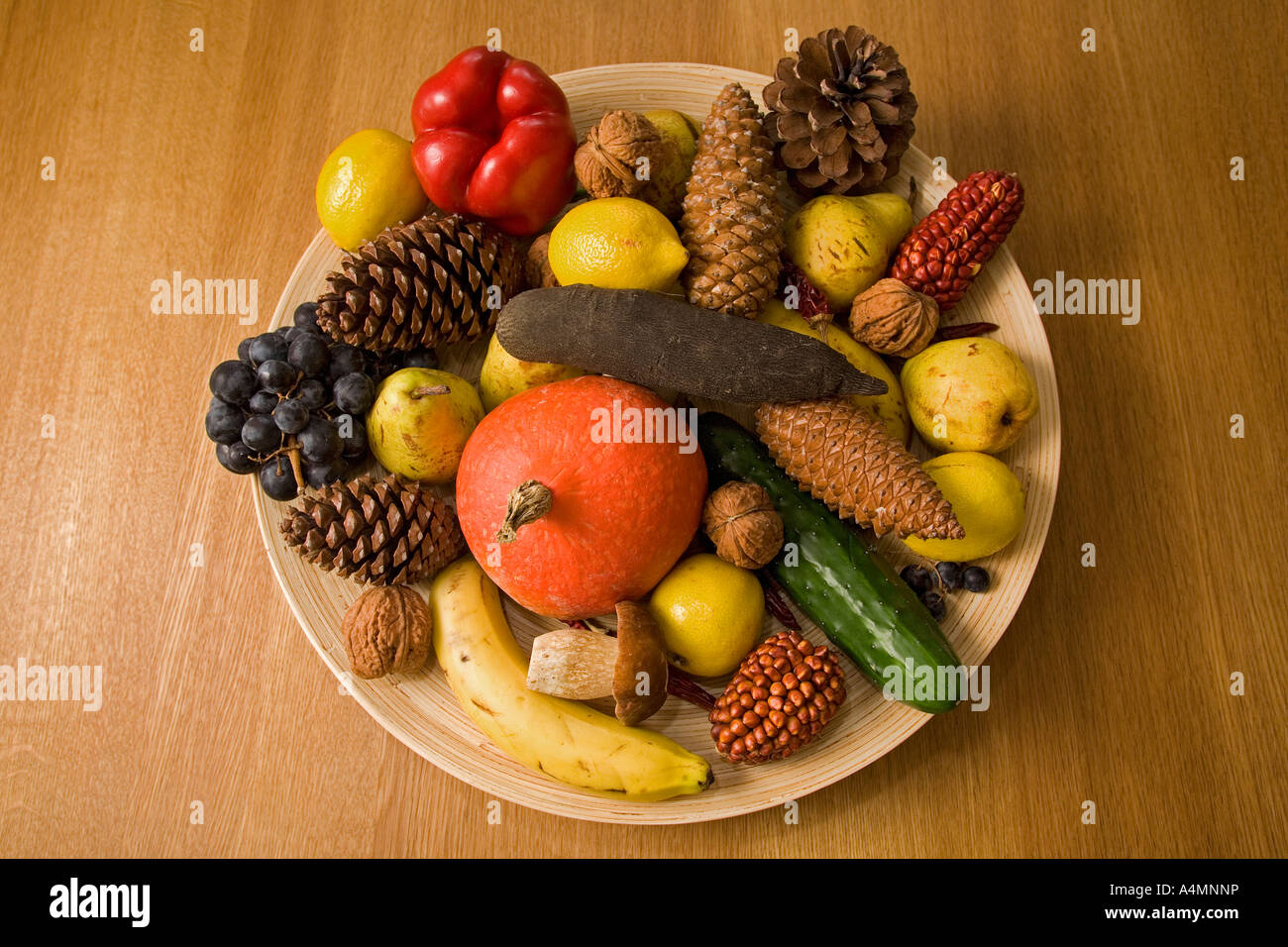 Ancora una vita: autunnale di frutta e verdura su un tavolo in legno di quercia. Nature morte: fruits et légumes d'Automne, sur une table en chêne. Foto Stock
