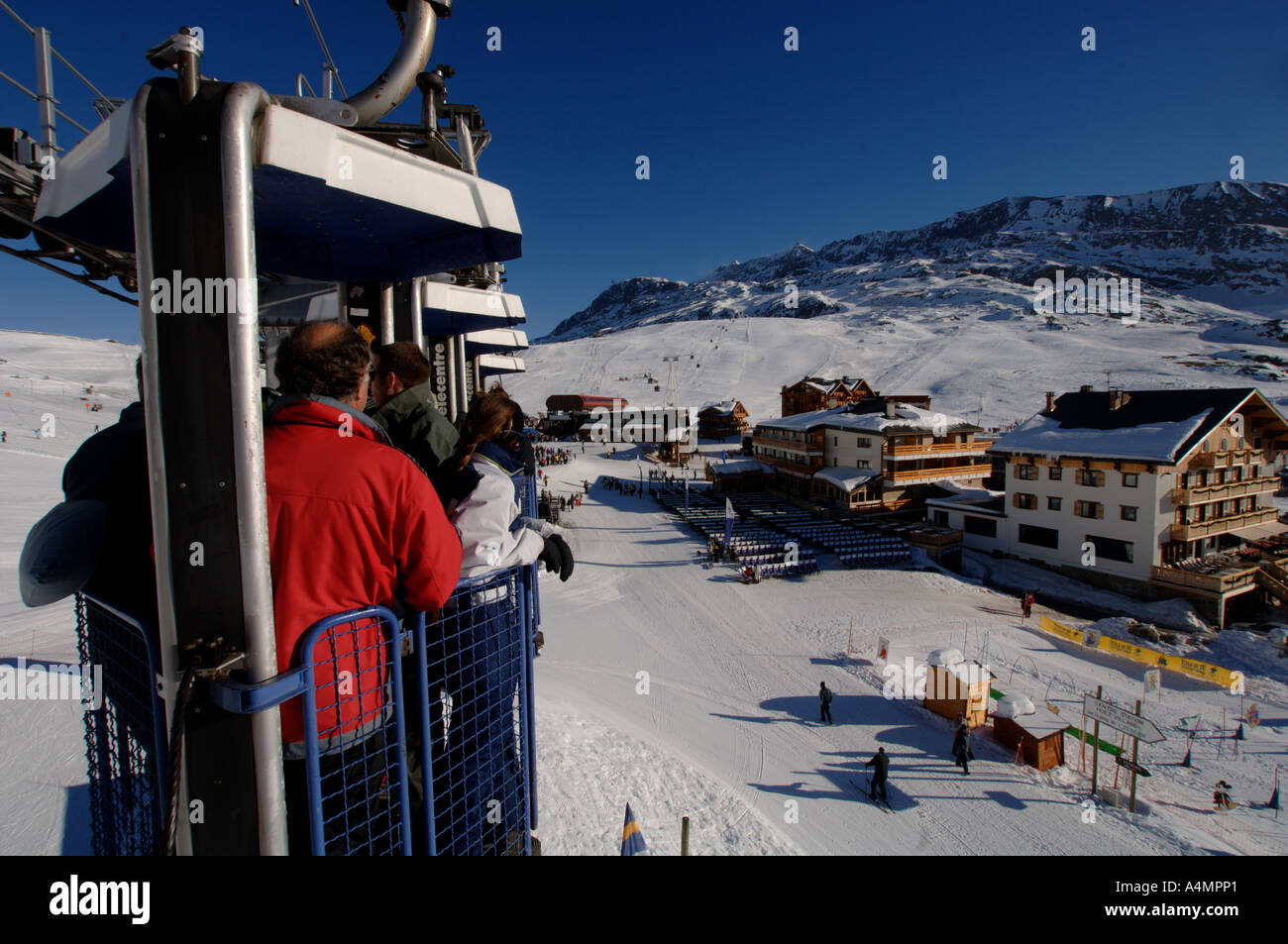 Sciare a Alpe d Huez ski area nelle Alpi francesi Foto Stock