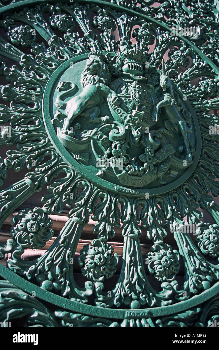 Dettaglio del royal araldico insegne sul cast cancello di ferro sotto il Wellington Arch Hyde Park Corner London Inghilterra England Foto Stock