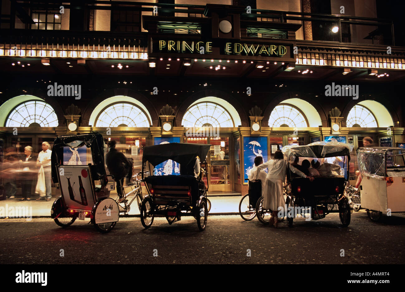 Il Prince Edward Theatre in Old Compton Street Soho. Pedicabs all'esterno. Londra, Regno Unito Foto Stock