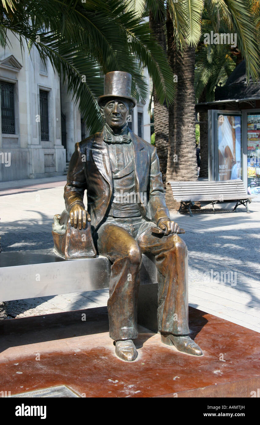 Statua di Hans Christian Andersen, Alemeda Principal, Malaga, Andaulcia, Spagna si siede con la sua borsa in una trafficata strada lo spagnolo. Foto Stock