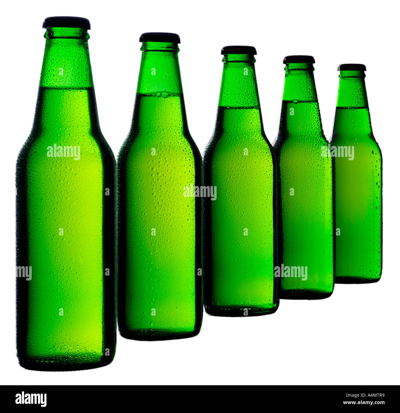 Cinque bottiglie di birra fuori taglio Foto Stock