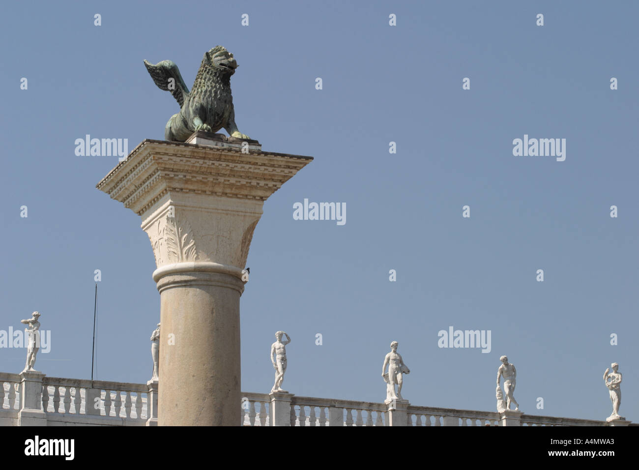 Venezia Italia il leone alato simbolo dell'impero veneziano sulla parte superiore di una statua in Piazza San Marco presi 2005 Foto Stock