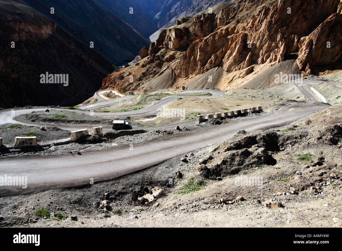 Strada di ritorcitura in Ladakh, India Foto Stock