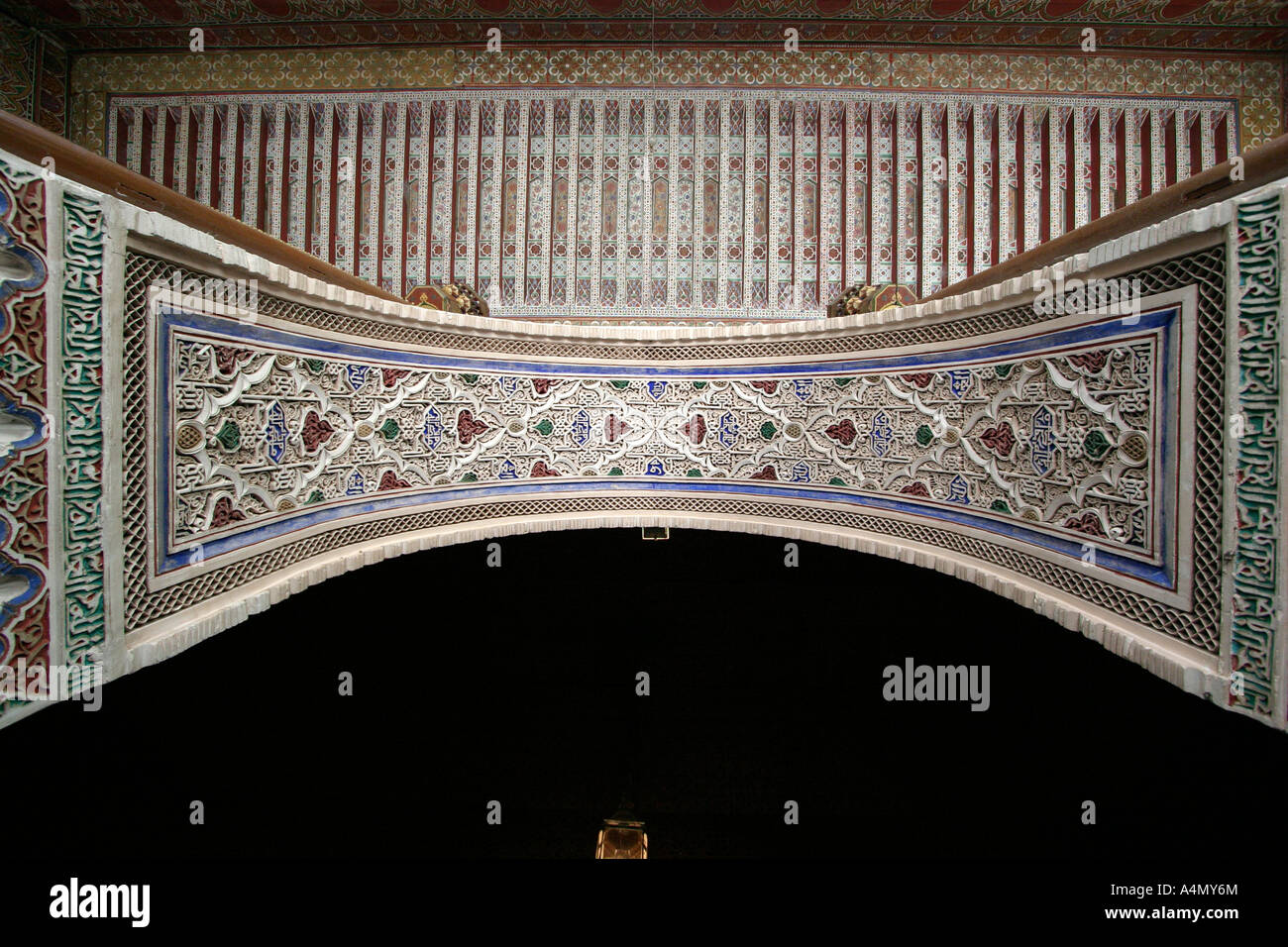 Dettaglio della decorazione di un semi arco in Palazzo della Bahia, Marrakech, Marocco Foto Stock