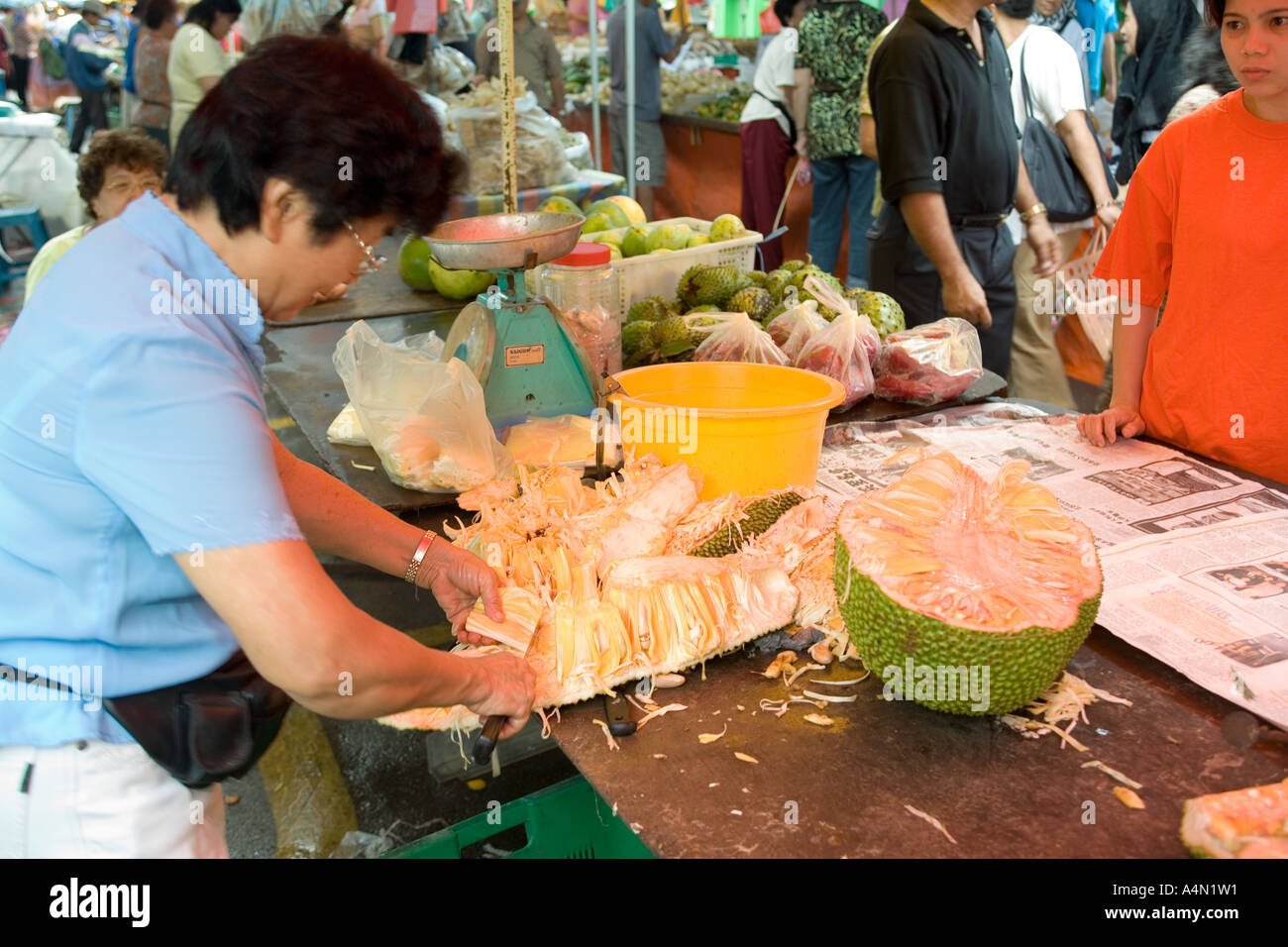 Borneo malese Sarawak Kuching mercato di domenica le donne preparano i segmenti l'albero del pane Foto Stock
