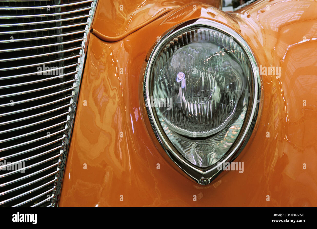 Regno Unito Londra faro anteriore e della griglia di dettaglio del 1937 Ford Club cabriolet da auto personalizzata mostra di Alexandra Palace Foto Stock