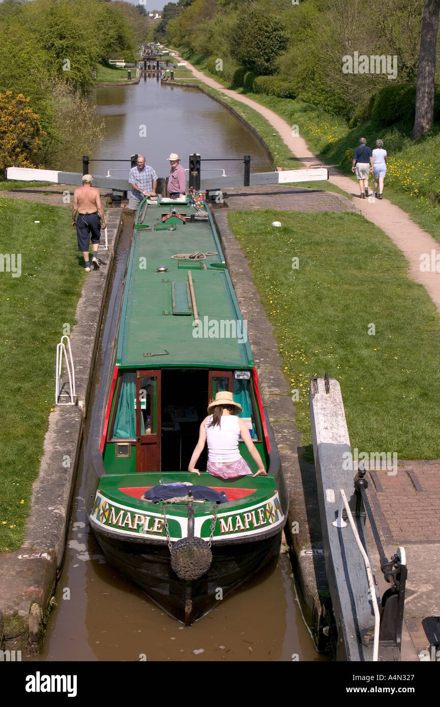 Barca stretta negoziando il volo dei laghi a Audlem Shropshire Union Canal Foto Stock