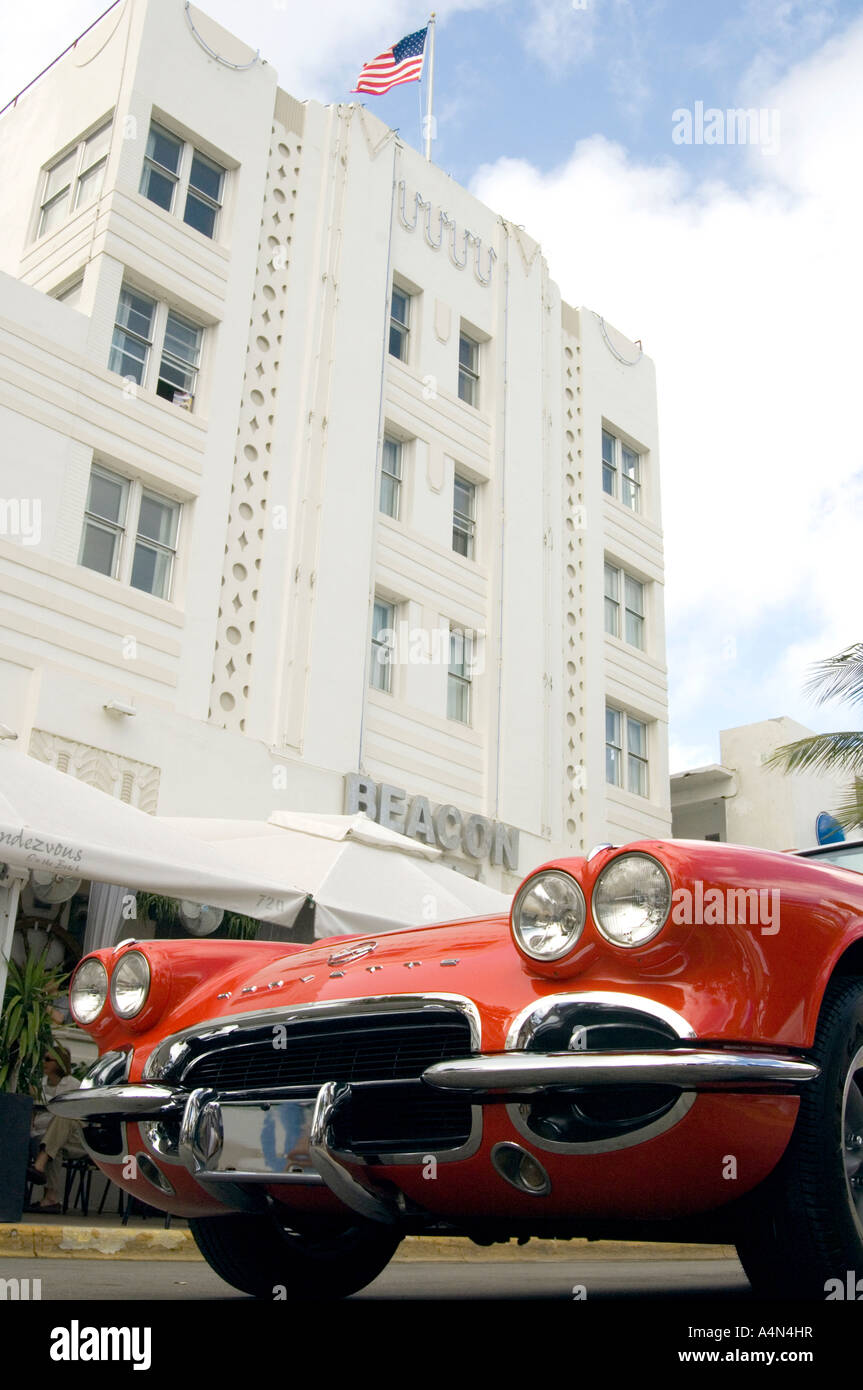 Un po' di red corvette al di fuori del faro, un hotel in stile art deco su Ocean Drive e South Beach Miami Florida anche stelle e strisce di bandiera Foto Stock