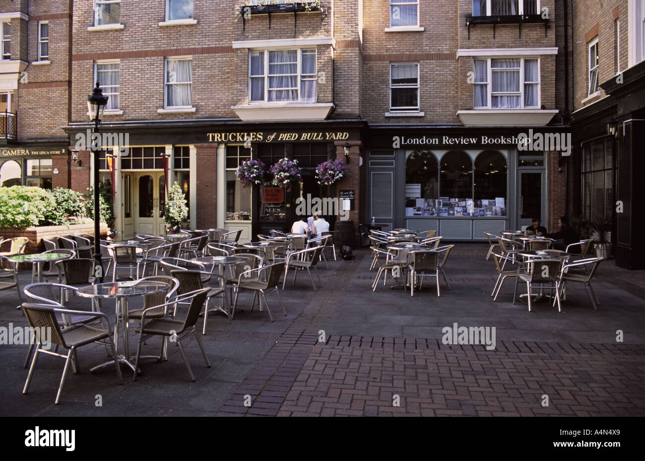 Regno Unito Inghilterra Londra Red Bull Yard offre un tranquillo rifugio in London s distretto di Holborn, caffetterie, ristoranti e negozi Foto Stock