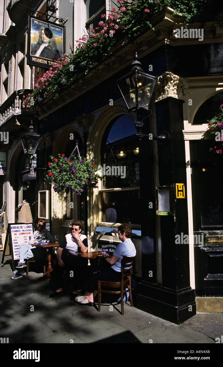 Regno Unito Inghilterra Londra Museo Taverna si trova di fronte al British Museum Foto Stock