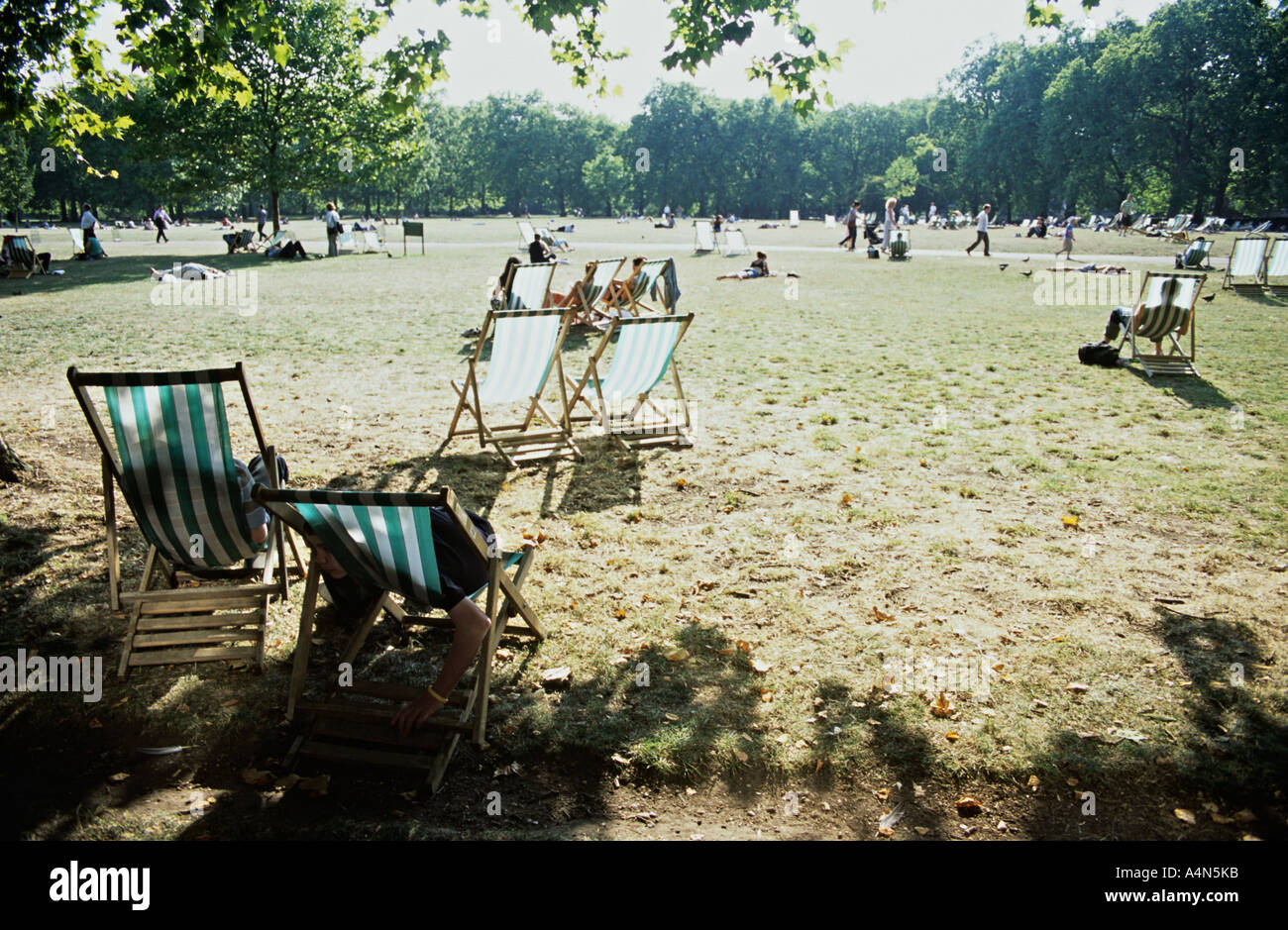 Le calde giornate estive in Green Park, Westminster, London, Regno Unito Foto Stock