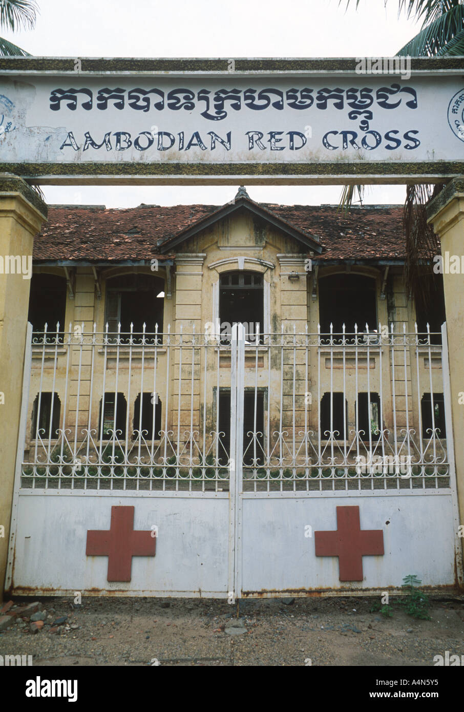 Cambogia Phnom Penh Cambogia Croce Rossa edificio abbandonato ora stile coloniale Francese architettura Foto Stock