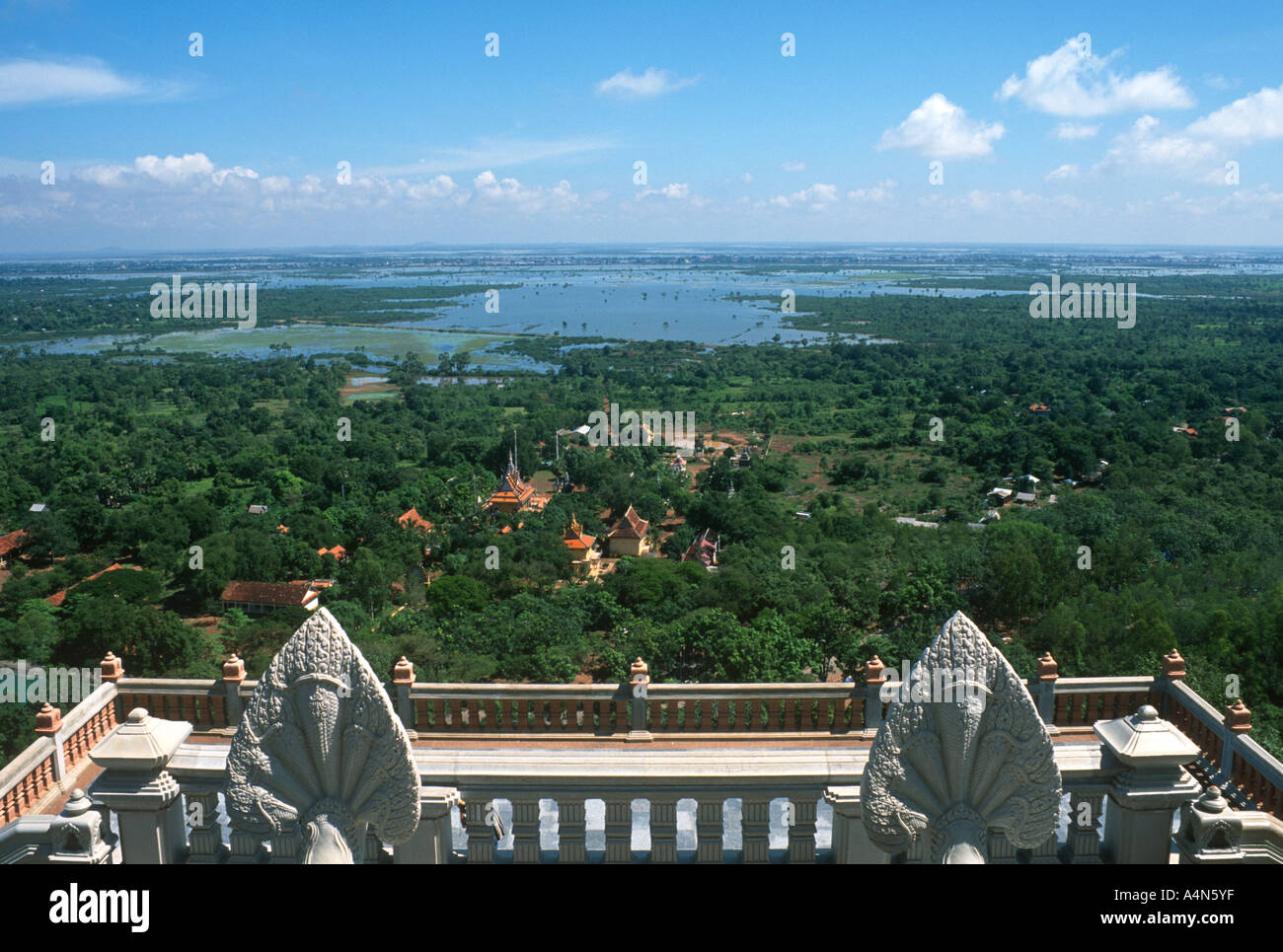 Cambogia Phnom Udong vedute della campagna cambogiana e passaggi etc fino alla collina di Phnom Preah raggiungere Throap Foto Stock
