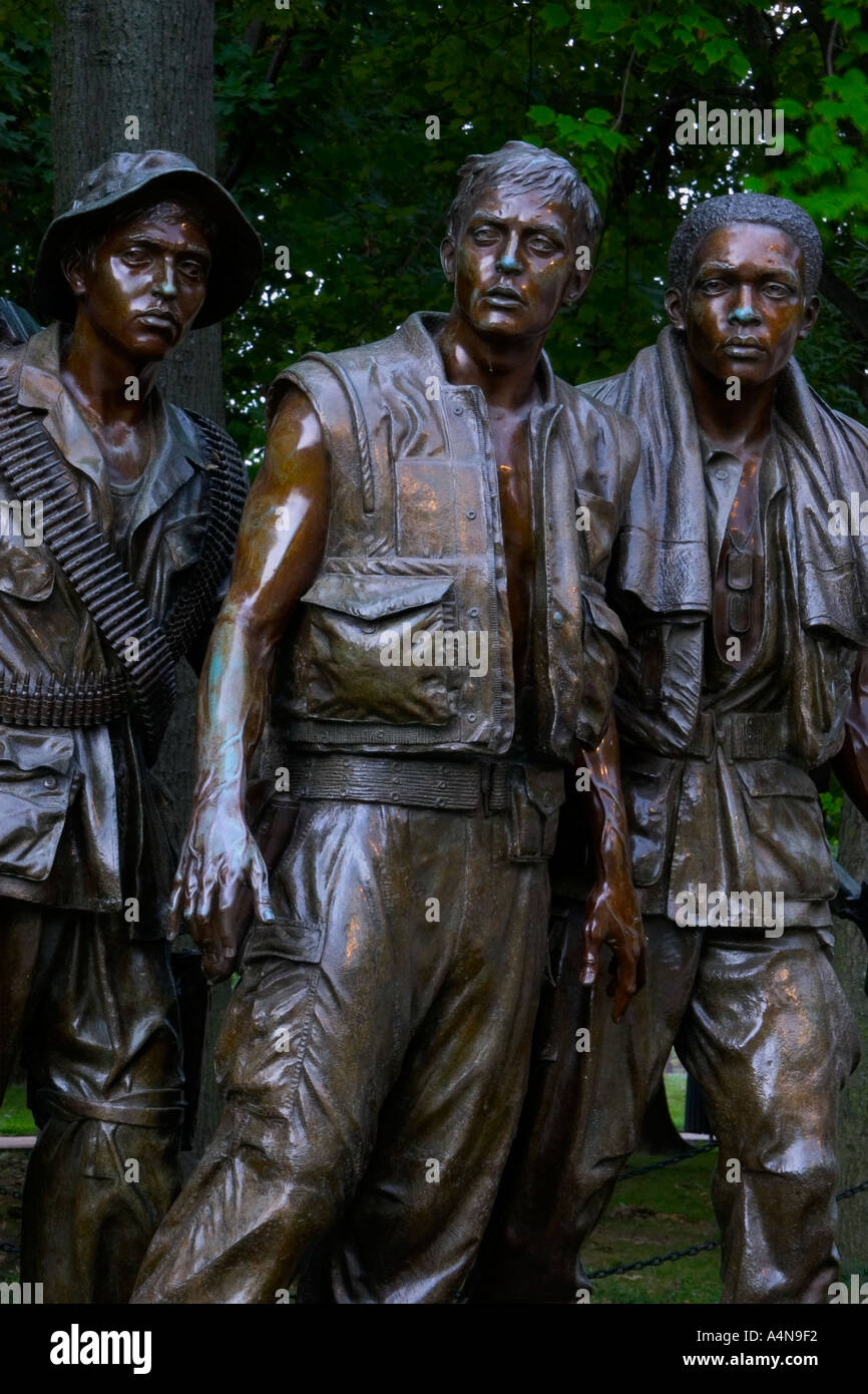 Statua di tre soldati alla guerra del Vietnam Memorial site vicino al nome del Vietnam Memorial Wall nel centro cittadino di Washington DC Foto Stock