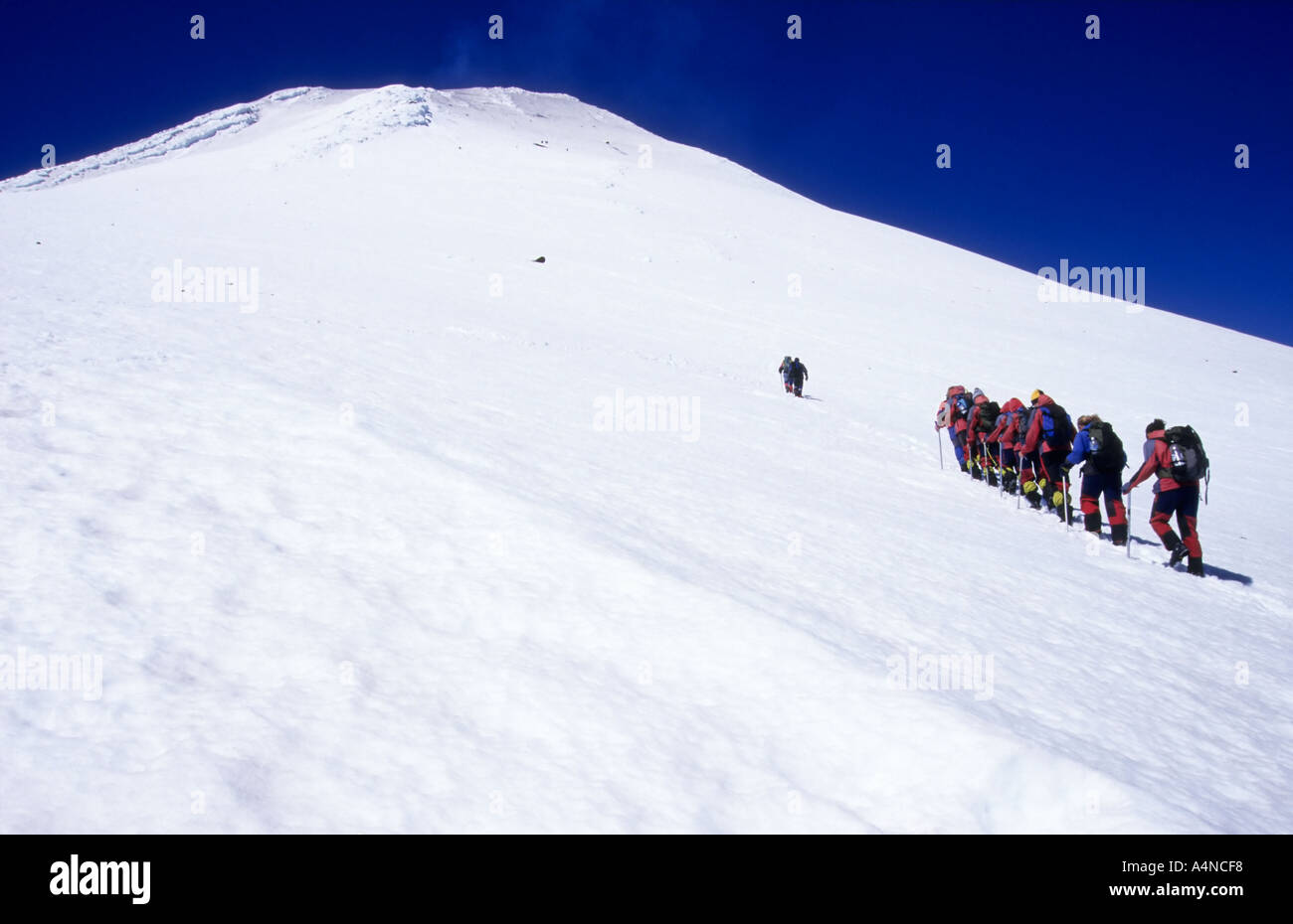 I turisti la scalata del Vulcano Villarrica, Pucon, Lake District, Cile Foto Stock