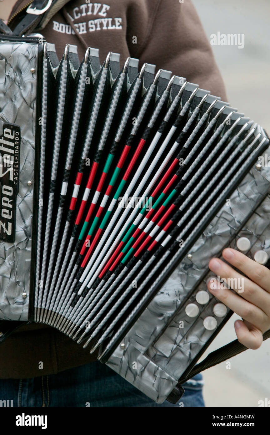 Giovane uomo basco riproduzione tradizionale della fisarmonica basco con bandiera Ikurrina, Plaza Nueva, Bilbao, Paese Basco Foto Stock
