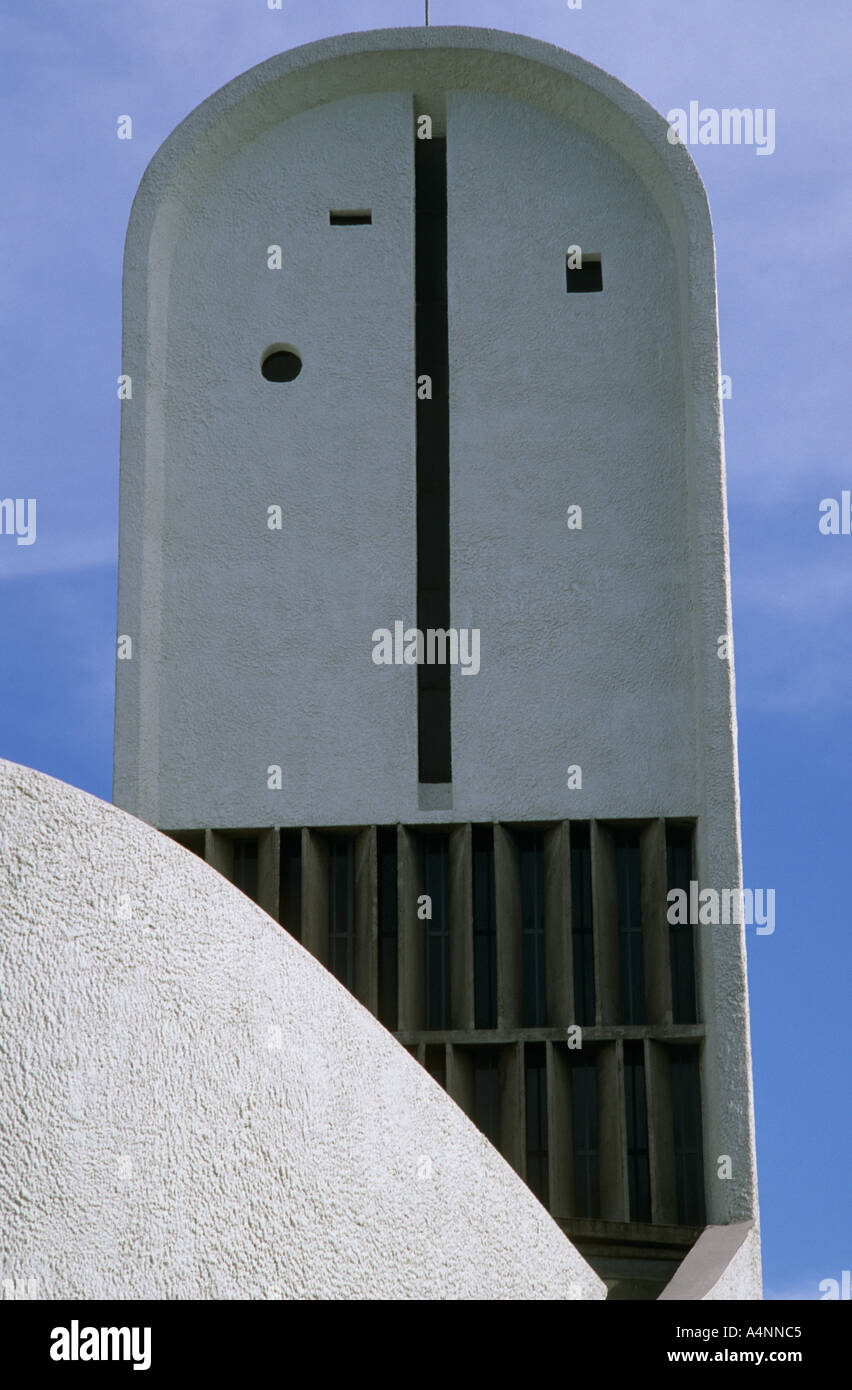 Le Corbusier Notre Dame du Haut Rochamp esterno. Torre dell'orologio. Foto Stock