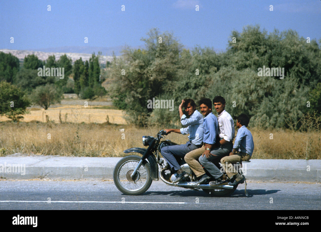 Quattro ragazzi su una moto in Cappadocia Turchia Foto Stock