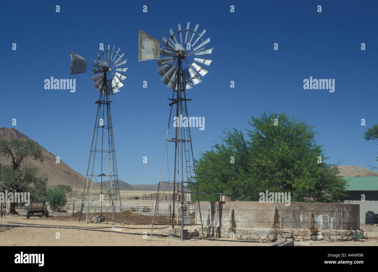 Mulini a vento per pompe di acqua terra irragtion terra arida Namibia del sud Africa Foto Stock