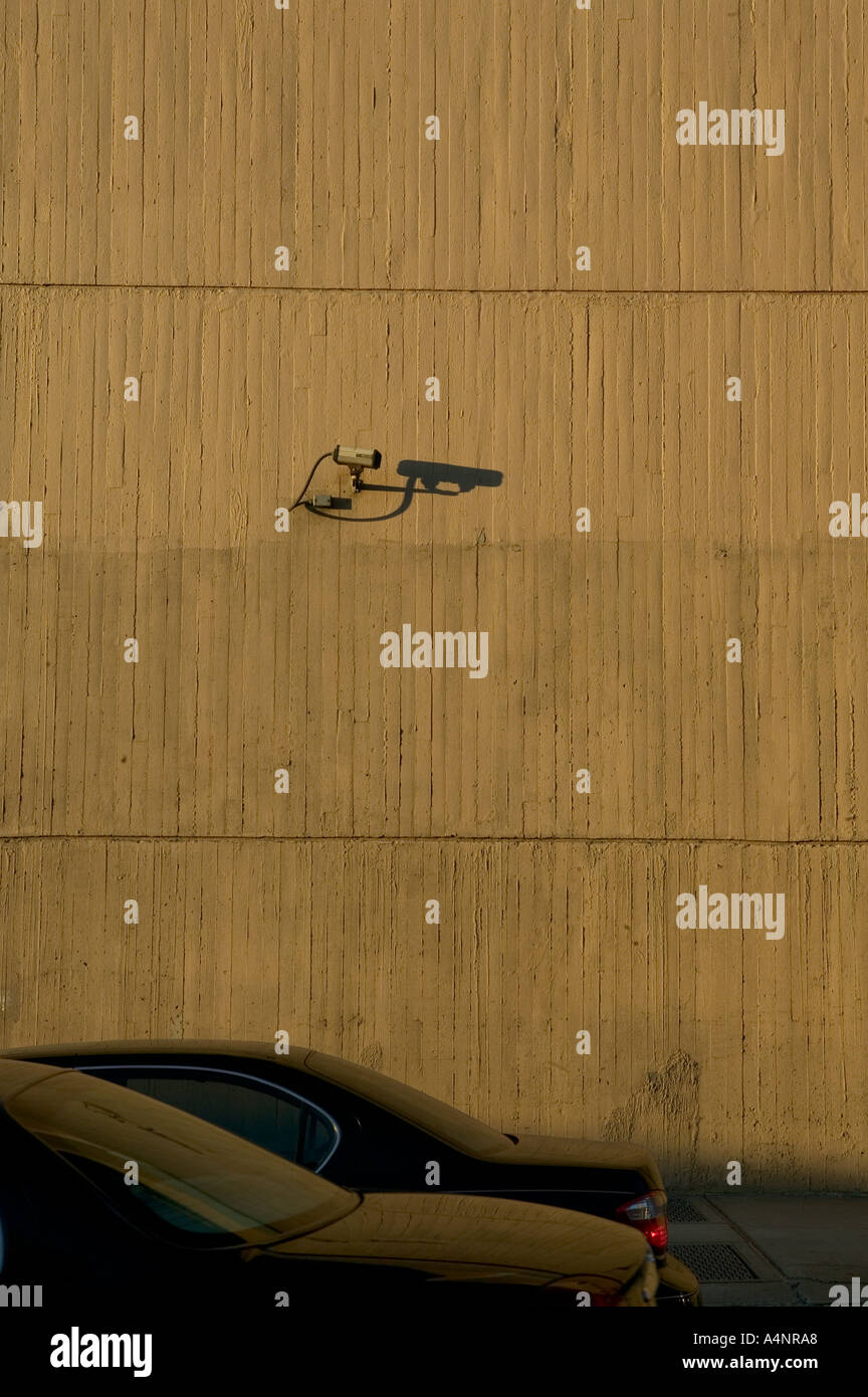 Una telecamera TVCC fissato ad un esterno di parete in cemento Aprile 2005 STATI UNITI D'AMERICA Foto Stock